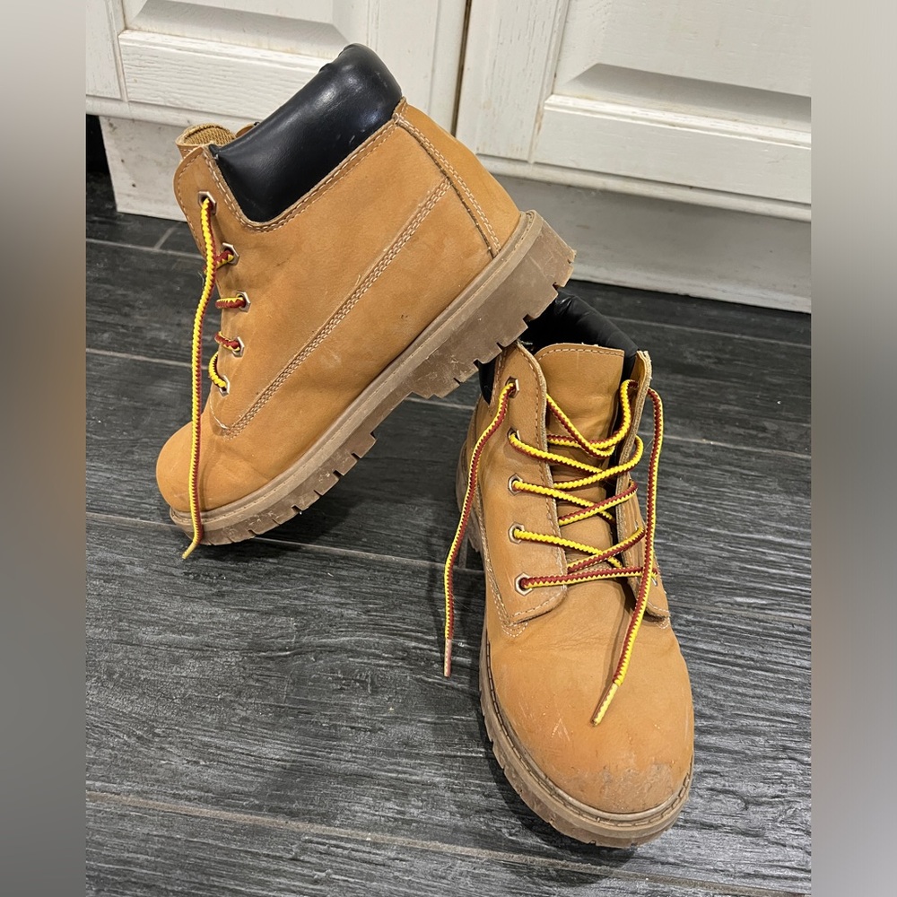 Youth hiking boots